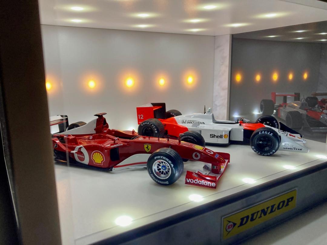 1/18.1/24展示可・WH基調・3面発光ディスプレーBOX・ネオ