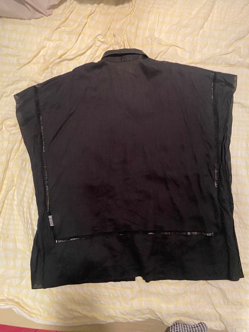 霧島カレン　ハウスオブロータス　ノースリーブ黒シャツ