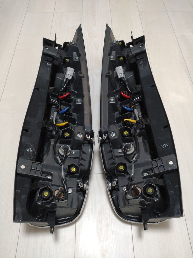 こちらが ヴォクシーZS煌Ⅱ 80型後期 純正テールランプ 中古品 jn5U2