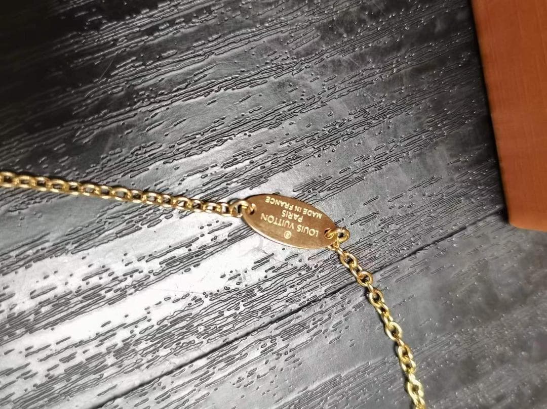 Louis Vuitton V字型ペンダントネックレス