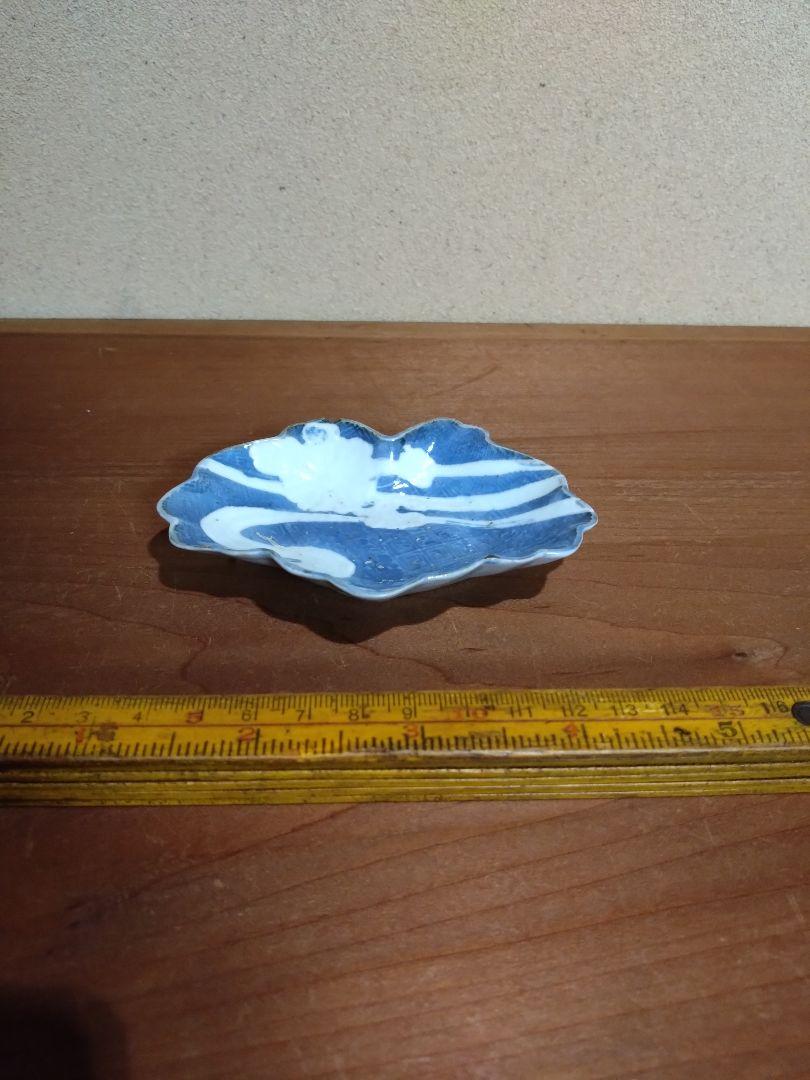 江戸前期 染付 菊流水紋 葉型小皿
