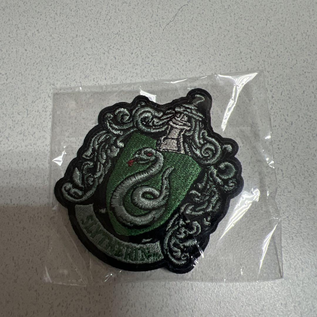 ハリーポッター 紋章刺繍ブローチ - メルカリ