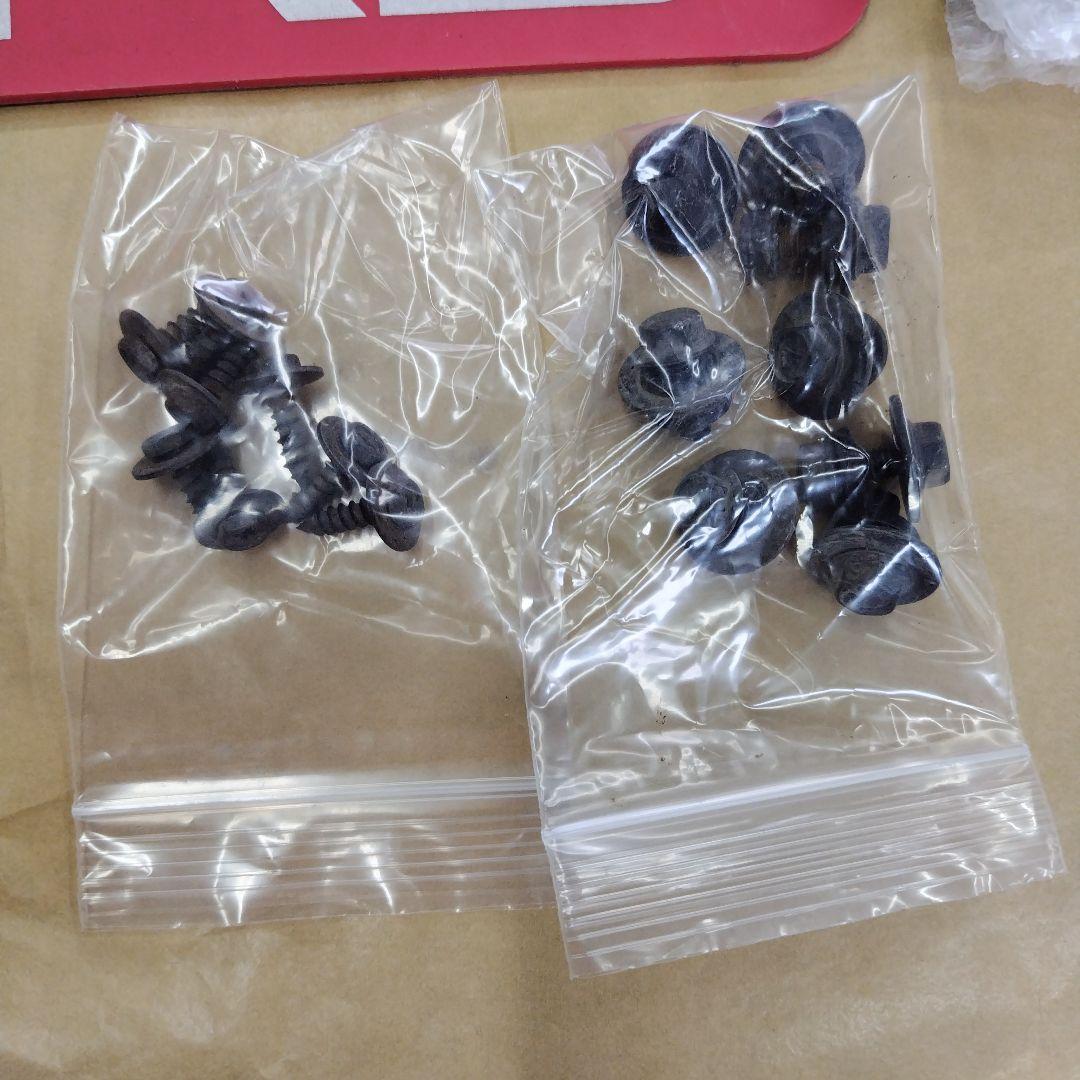 ハイエース TRDフラップマッドガード 赤 中古 4枚セット - メルカリ