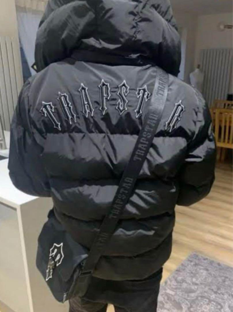 TRAPSTAR ブラック ダウンジャケット フード付き
