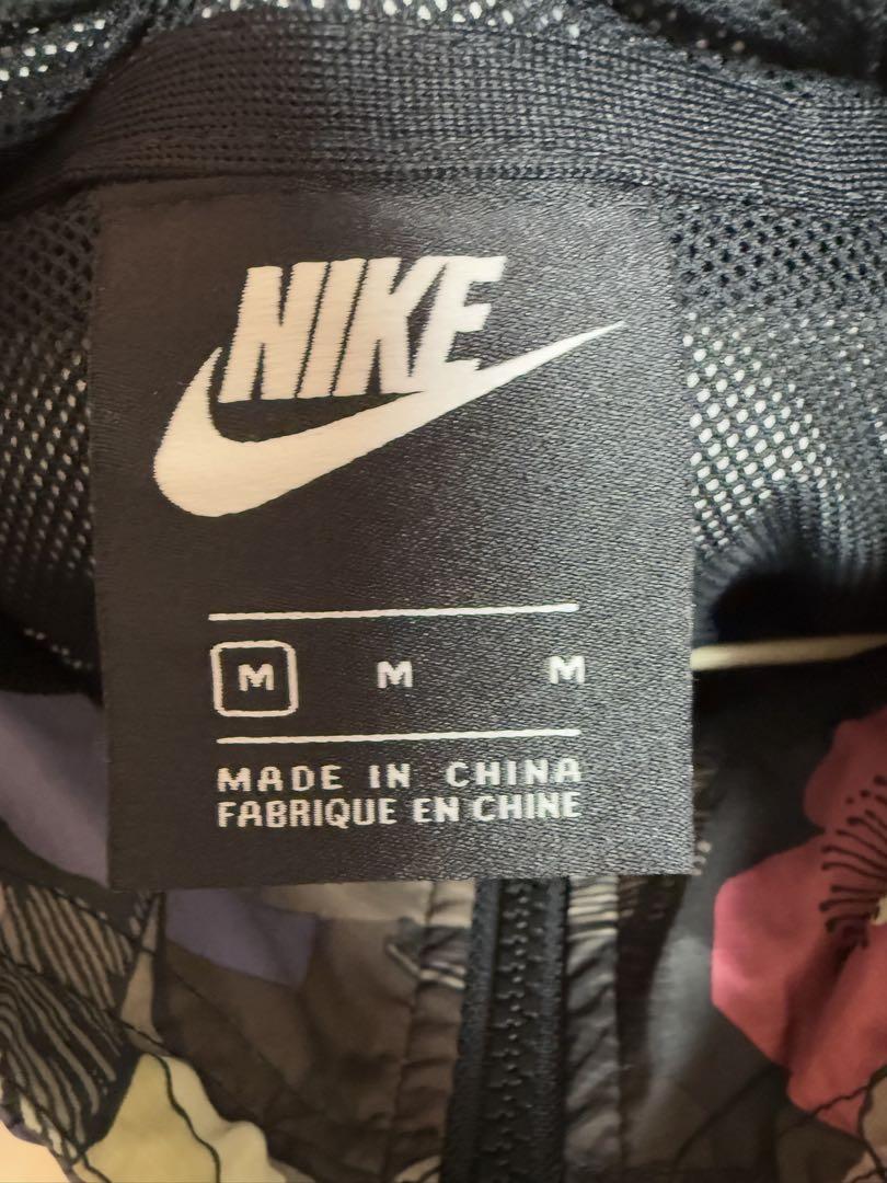 新品未使用 NIKE フラワープリント ウィンドブレーカー　総柄