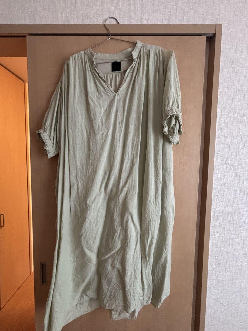 薄い緑色のVネック七分袖ワンピース