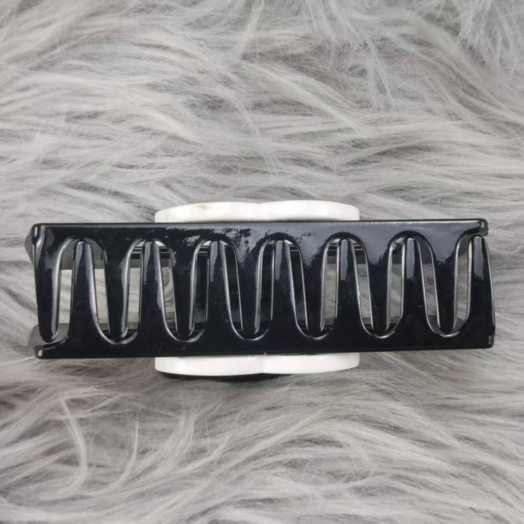 大特価 CHANEL ヘアクリップ ダブルCロゴ 黒白の2種類です - メルカリ ヘアアクセサリー