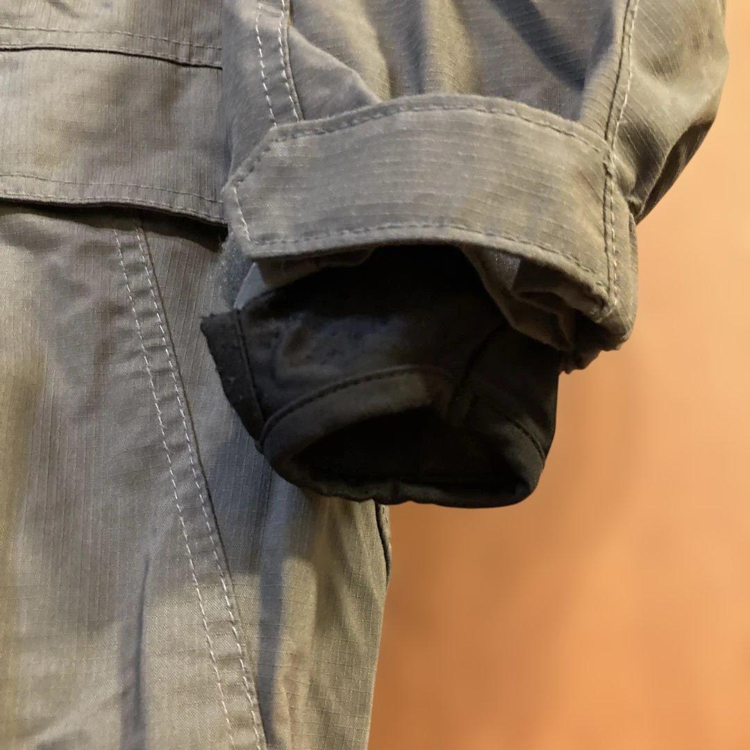 グレーのスノーボードウェア Lサイズ グレーのスノーボードウェア Lサイズ