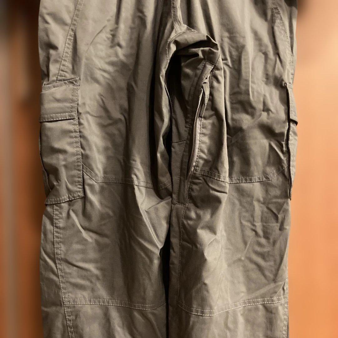 グレーのスノーボードウェア Lサイズ グレーのスノーボードウェア Lサイズ