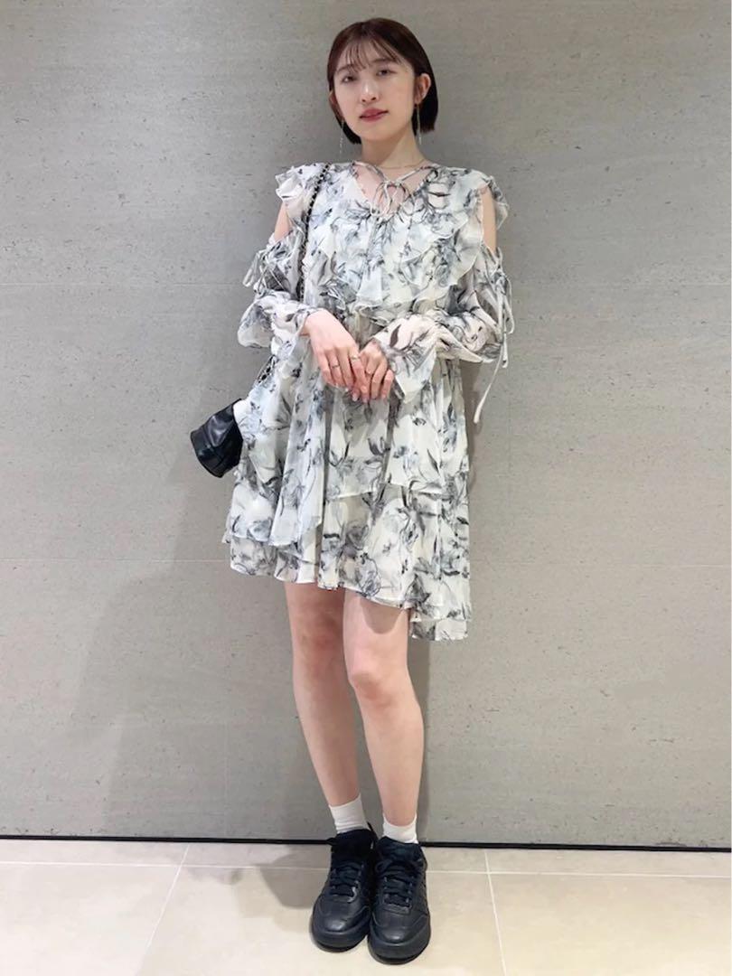 0GRY✴︎ snidel Sustainableプリントフリルミニワンピースって