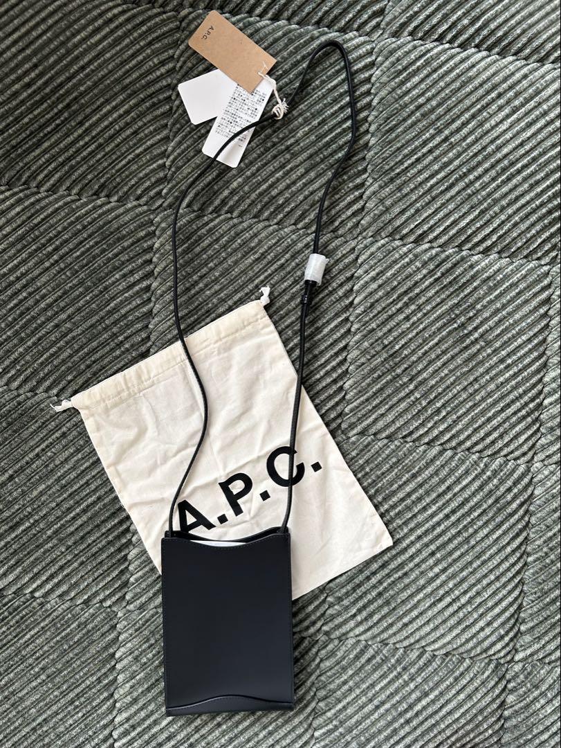 新品先取り最大値下！★A.P.C. ★のオシャレ度アップのレザーショルダーバッグ