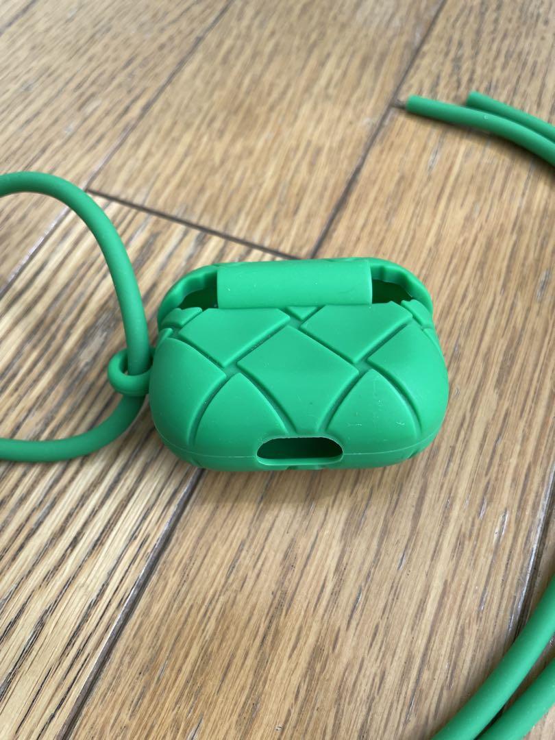 BOTTEGA VENETA AirPods PROケース（シリコンストラップ）