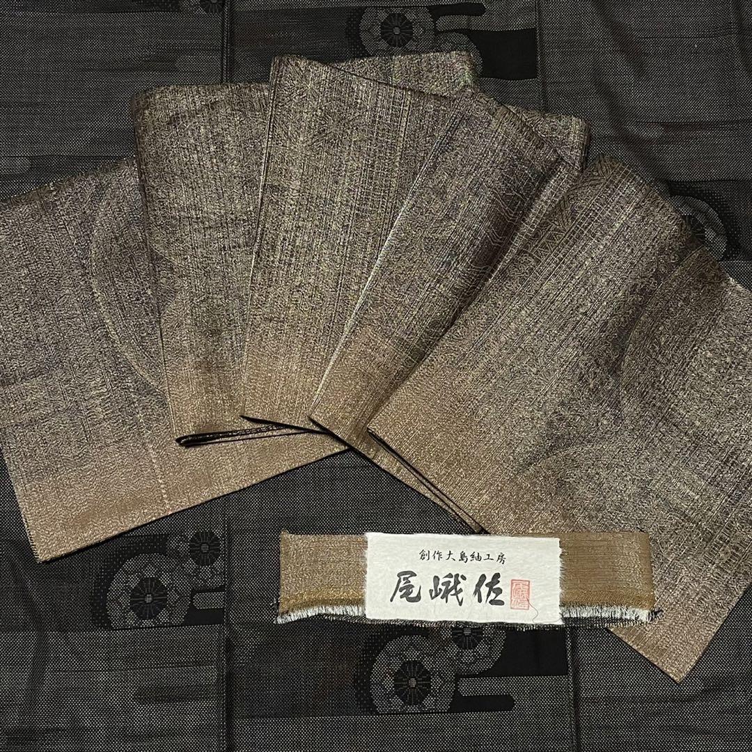 ❶本場奄美大島紬地　純泥染　地球印　証紙有り　月桃花　未使用品　美品　しつけ糸付