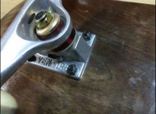 スケートボード　スケボー　ベンチャー　Ventureトラック　良品