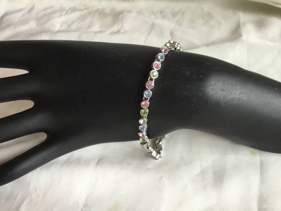 大好評です大好評です☆スワロフスキーのガラス?七色の綺麗なストーン