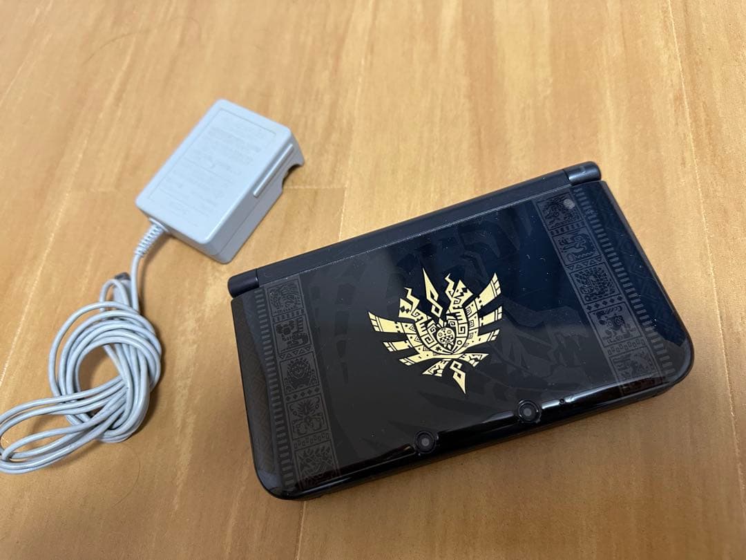 ※動作確認済み　モンハン限定デザイン ニンテンドー3DS 本体 充電器付き
