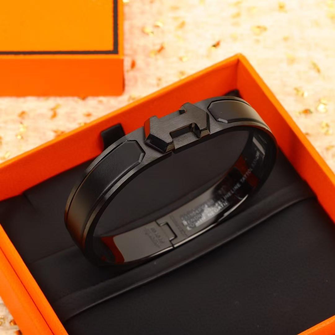 HERMES ブラック バングル