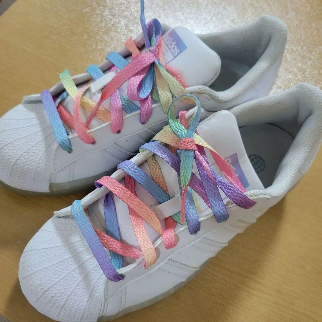 アディダス　adidas　ホワイトスニーカー　レインボー