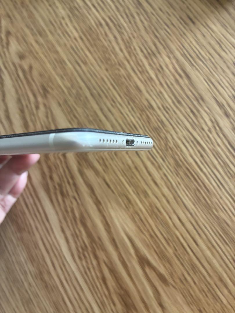 Apple iPhone SE (第3世代) スターライト本体　64G