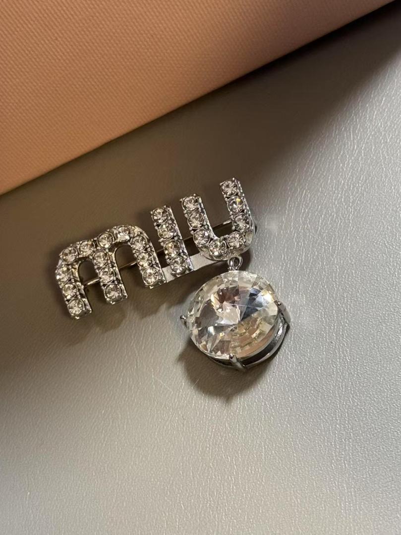 miu miu クリスタル付き ブローチ