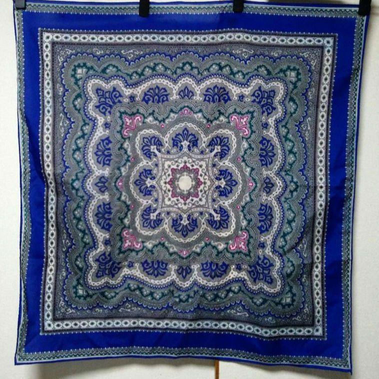 【美品】ちりめん風　アラベスク柄風スカーフ 　ブルー/グレー系
