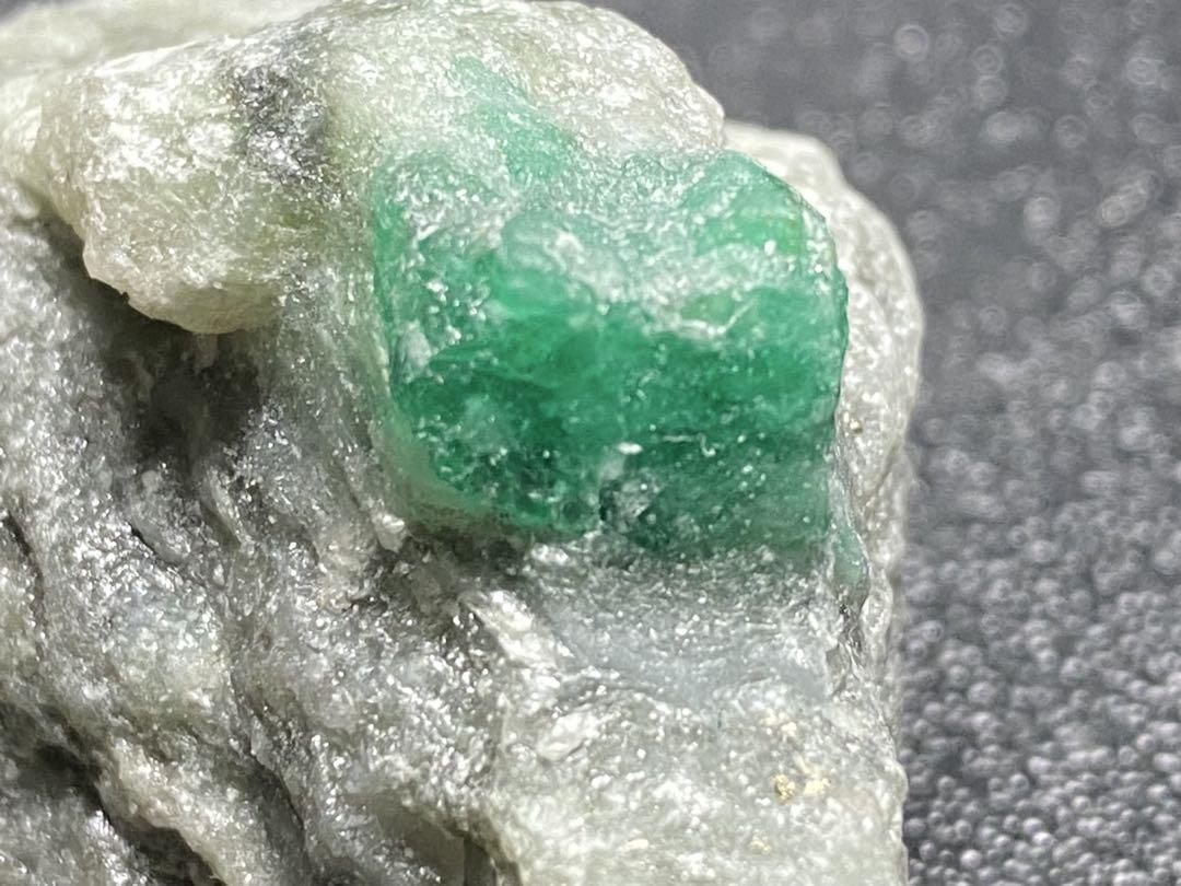 エメラルド原石結晶50g