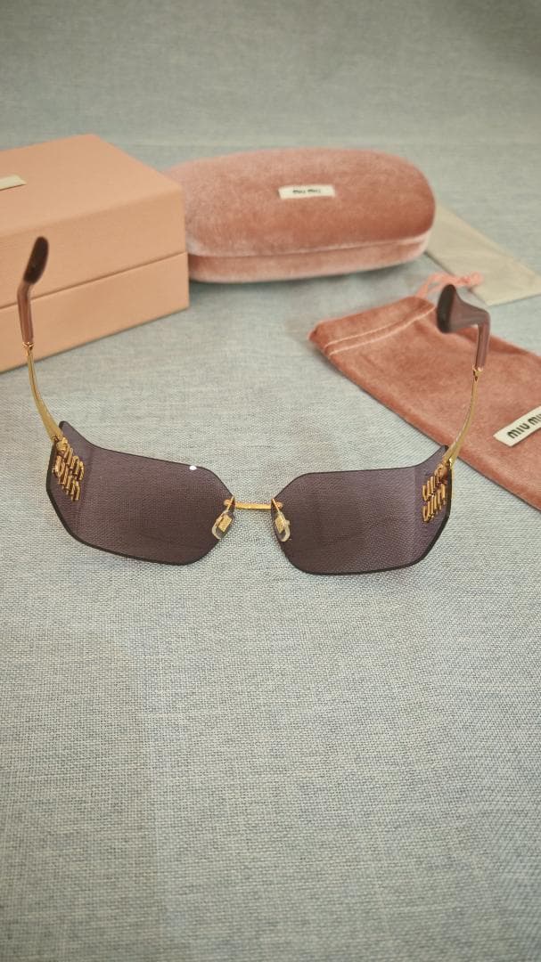 Miu Miu ミュウミュウ サングラス 上品デザイン Miu Miu ミュウミュウ サングラス 上品デザイン