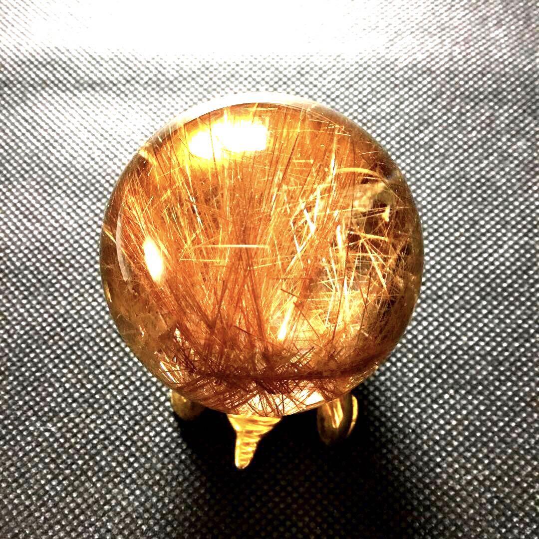【コンビニ受取対応商品】 ゴールドルチルクォーツ置物 丸玉 ブラジル産 直経約4.83cm 重さ 置物