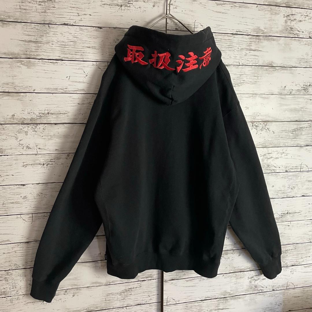 【即完売モデル】 ブラックアイパッチ センターロゴ 取扱注意 刺繍 パーカー