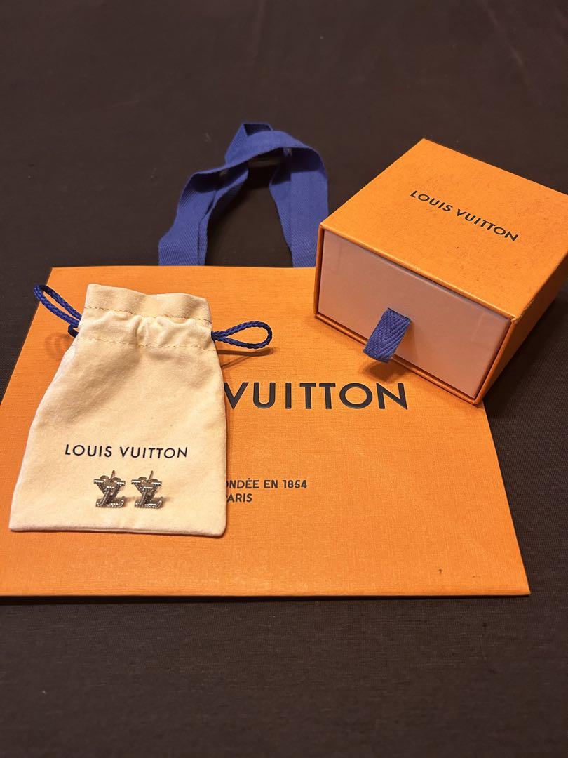 LOUIS VUITTON シルバーロゴピアス(両耳)