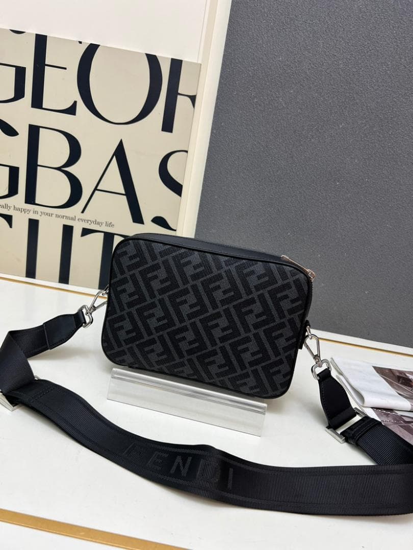 Fendi ショルダーバッグ 黒/イエロー 22x18x4.5cm Fendi ショルダーバッグ 黒/イエロー 22x18x4.5cm