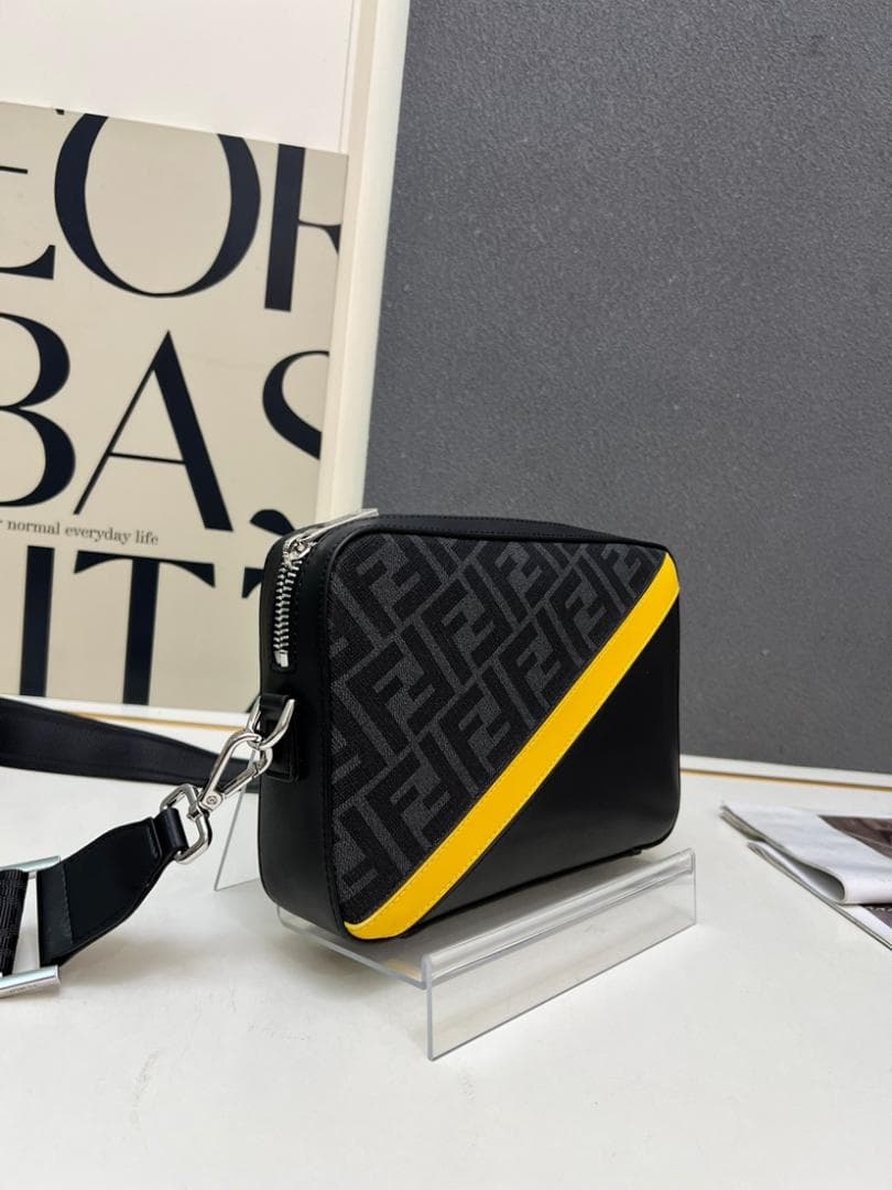 Fendi ショルダーバッグ 黒/イエロー 22x18x4.5cm Fendi ショルダーバッグ 黒/イエロー 22x18x4.5cm