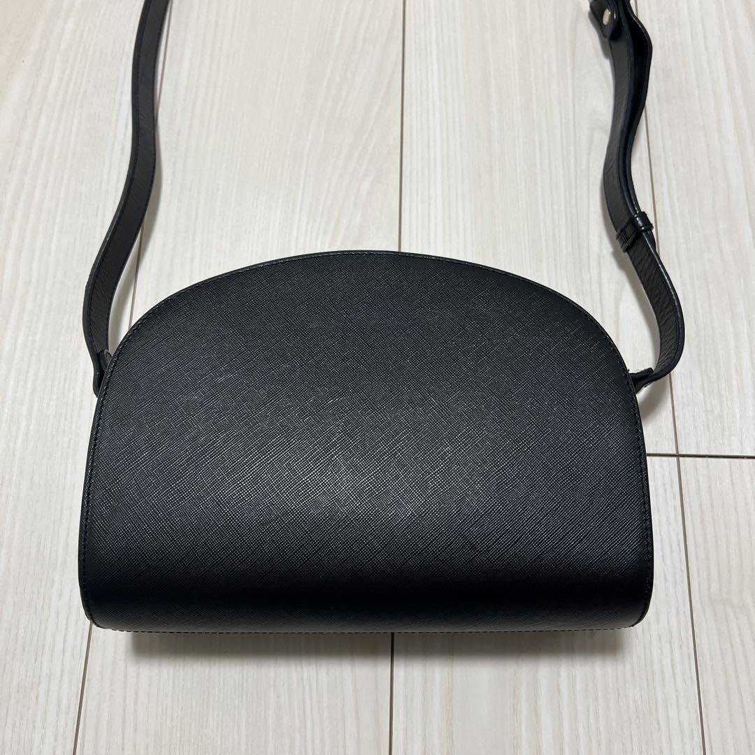 A.P.C. ブラックレザーショルダーバッグ