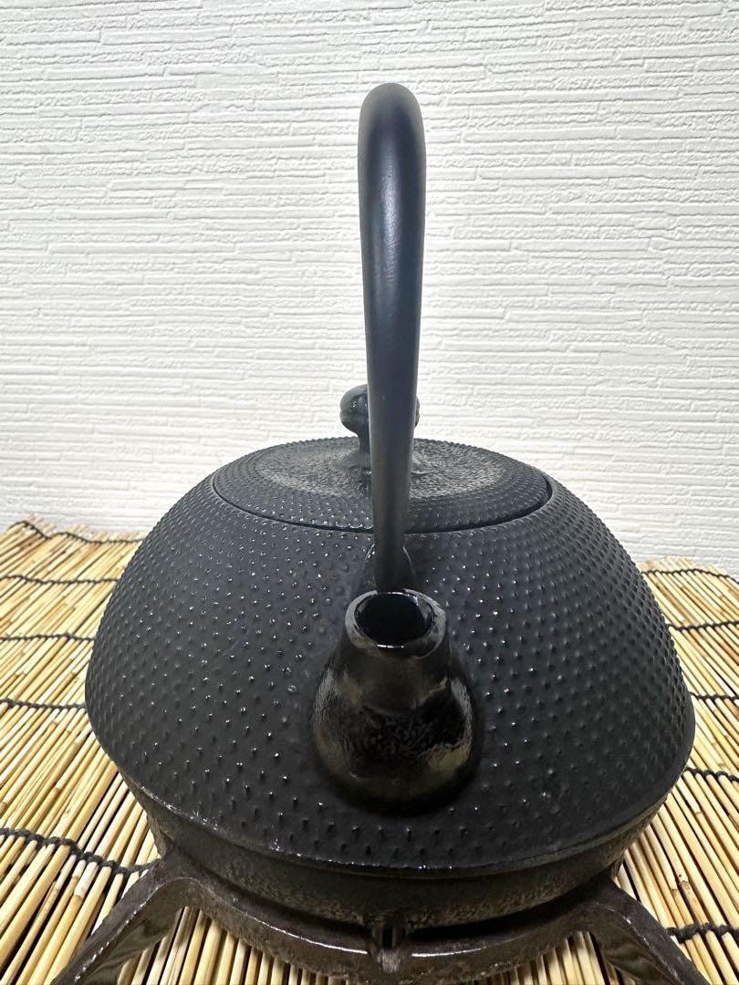 新品、未使用品　南部宝星堂及春鋳造所造　１２型アラレ　南部鉄瓶　南部鉄器　鉄瓶