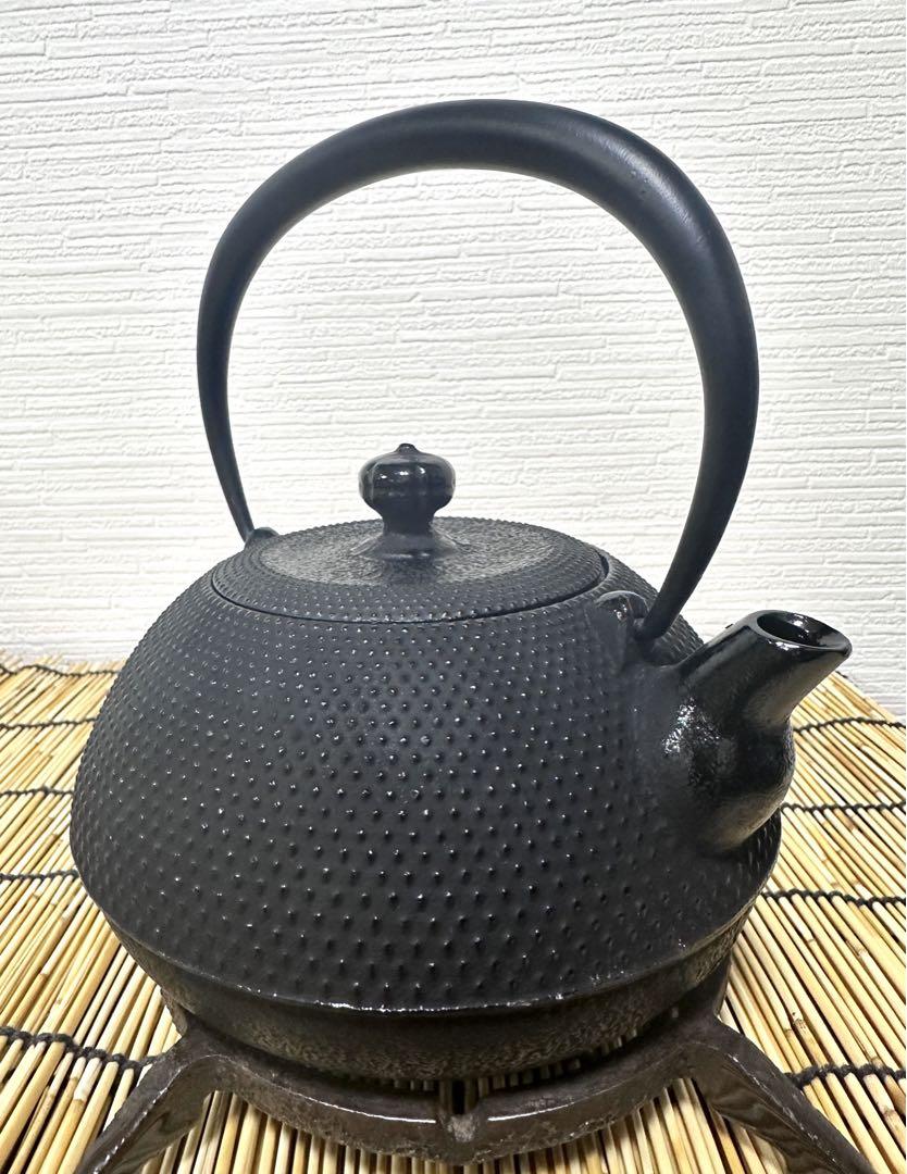 新品、未使用品　南部宝星堂及春鋳造所造　１２型アラレ　南部鉄瓶　南部鉄器　鉄瓶