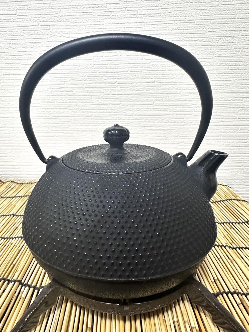新品、未使用品　南部宝星堂及春鋳造所造　１２型アラレ　南部鉄瓶　南部鉄器　鉄瓶