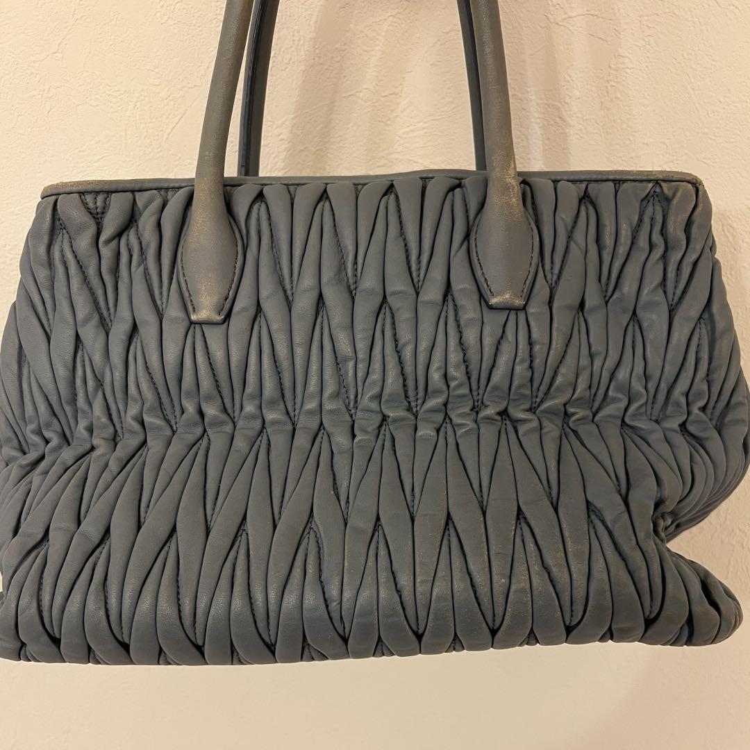 MIUMIU マトラッセハンドバッグ（PERVINCAブルー）