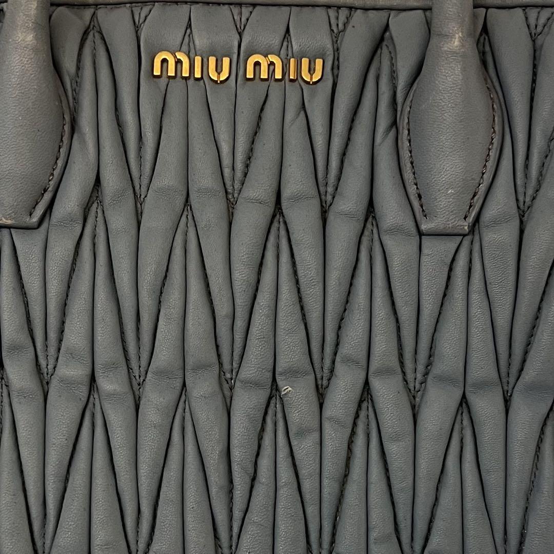 MIUMIU マトラッセハンドバッグ（PERVINCAブルー）