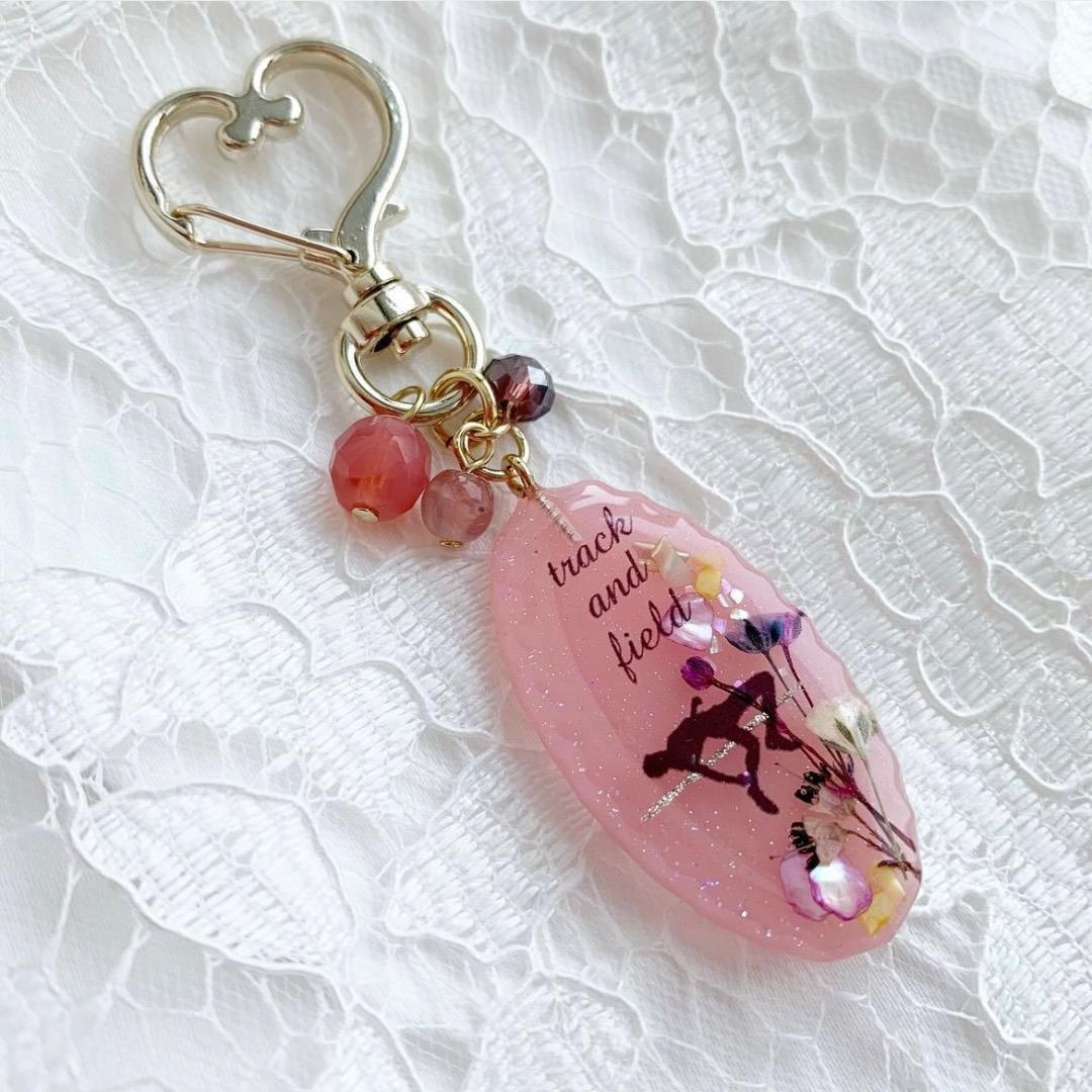 【1506】高跳び 陸上部デザインキーホルダー 半透明ピンクオーバル型