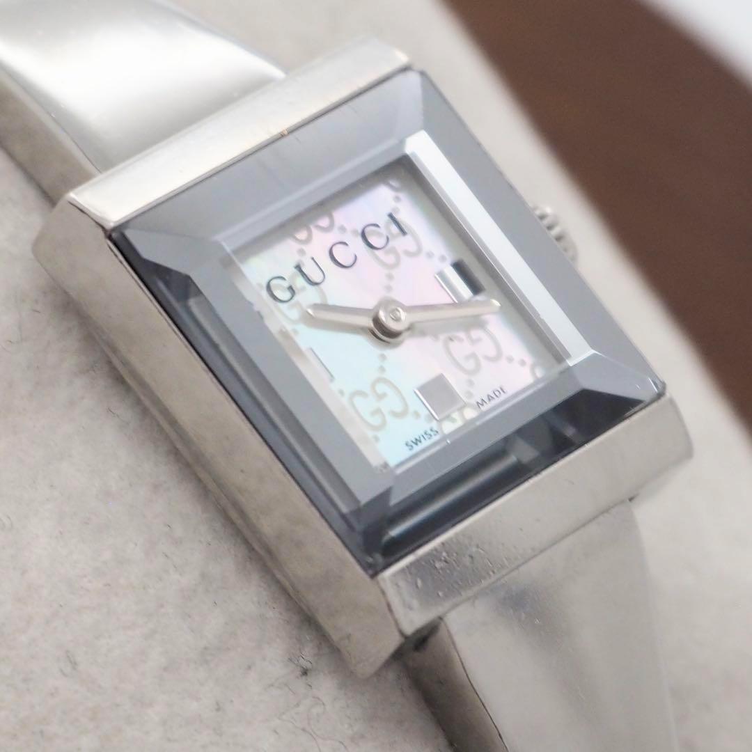 207 GUCCI 時計　レディース　スクエア カットガラス シェル　バングル