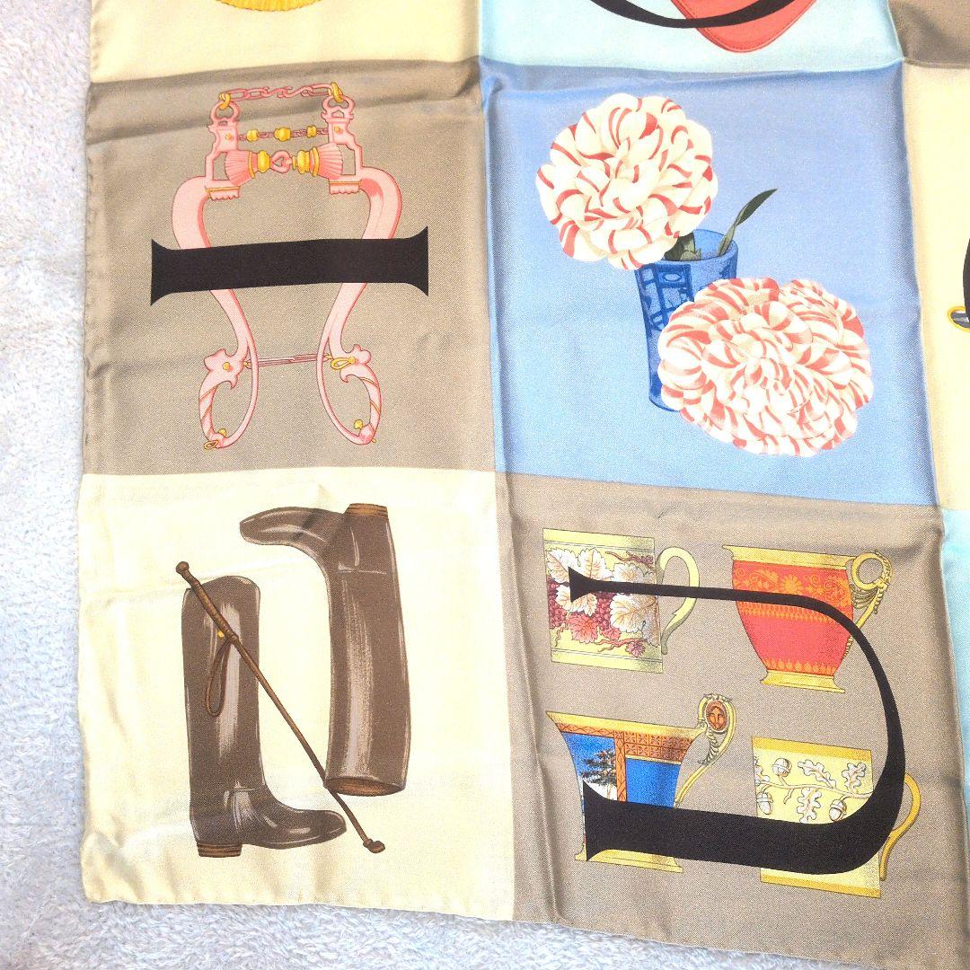 GUCCI バンブーバッグやブーツモチーフのスカーフ