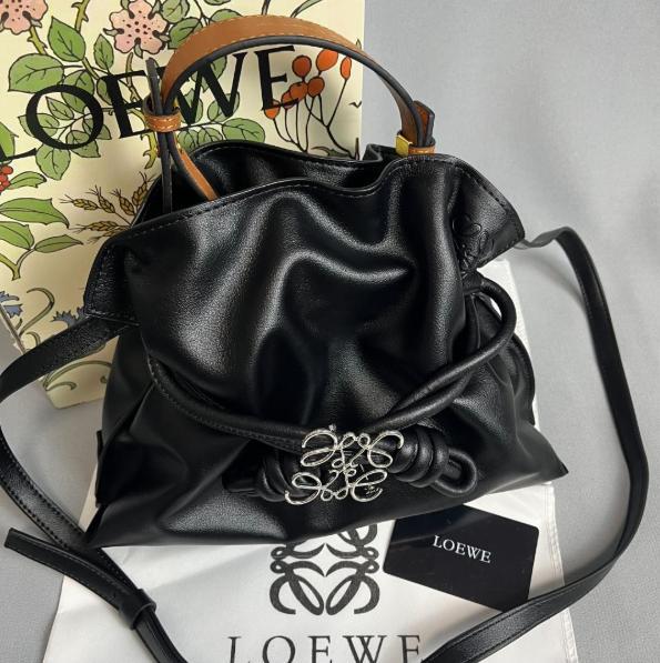 LOEWE ブラック クラッチバッグ ストラップ付き LOEWE ロエベ クラッチバッグ KNOT T POUCH ノット Tポーチ
