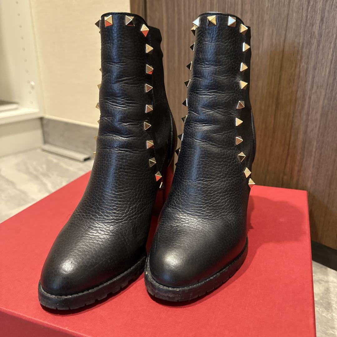 VALENTINOスタッズ付きブラックレザーアンクルブーツ