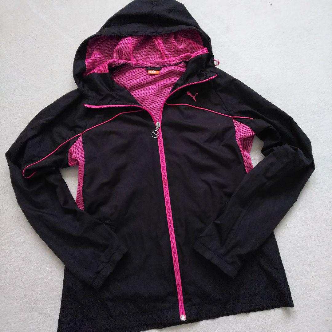 1-613【PUMA】ジャケット　ぴんく　ジャンパー　フード付き　スポーツ♪ 美品 Puma フード付きジャケット 黒とピンク スポーツウェア