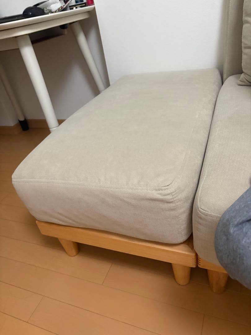soroiベージュのファブリックオットマン