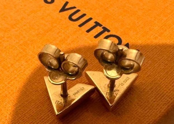ゴールド V字型ピアス - メルカリ