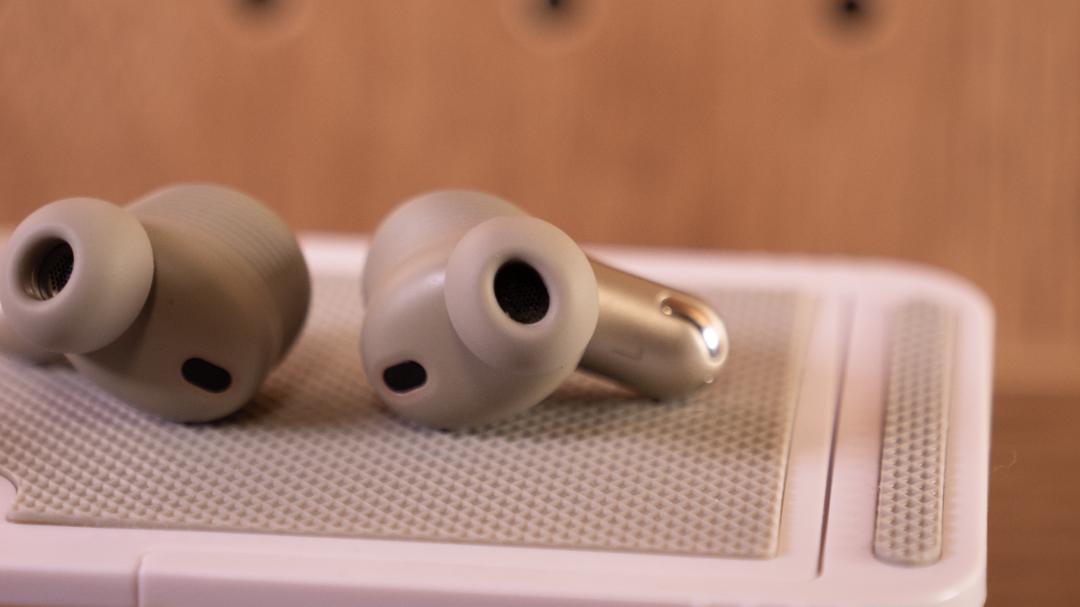 JBL TOUR PRO 2 シャンパンゴールド
