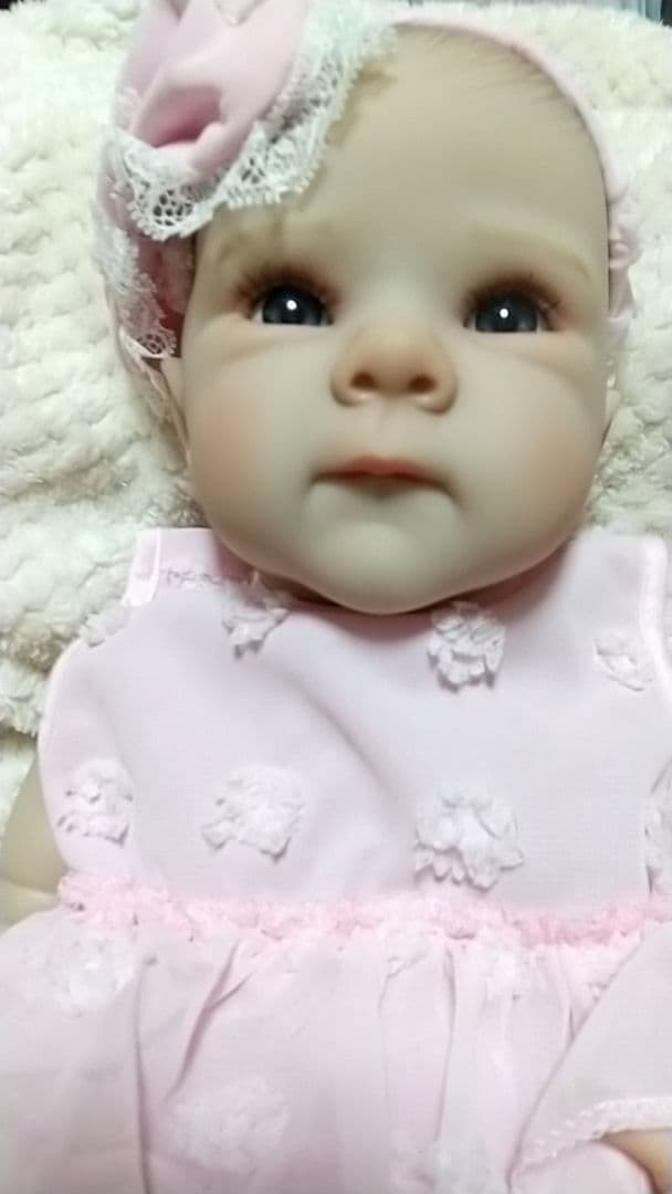 フリル付きピンクドレスの人形