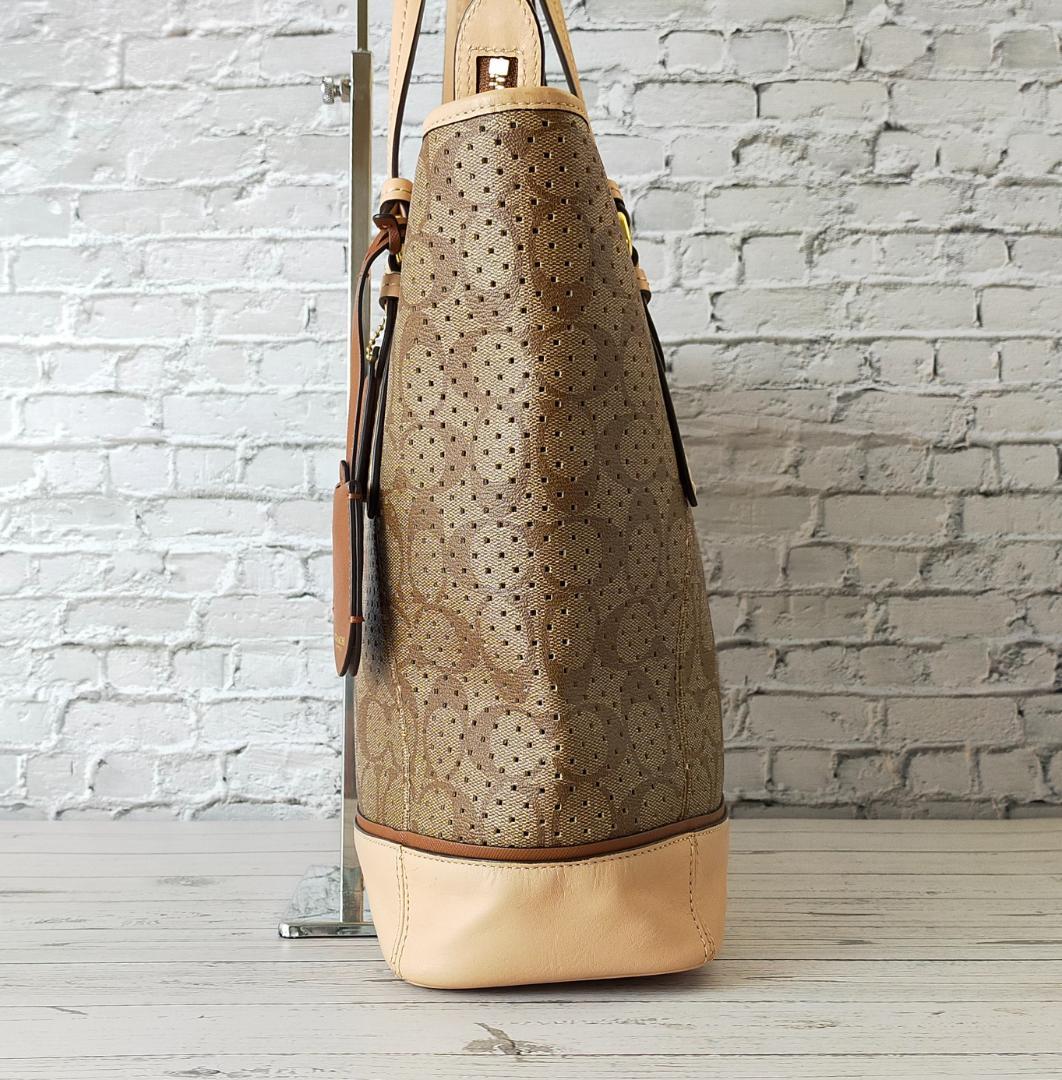 美品 COACH コーチ トートバッグ シグネチャー パーフォレー
