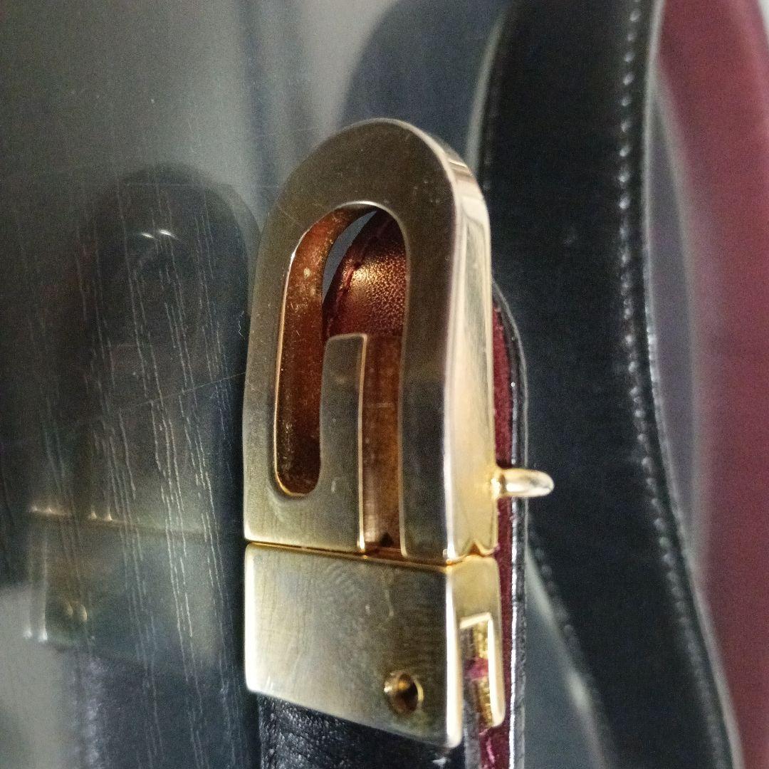 GUCCI リバーシブルベルト 黒と赤 - メルカリ
